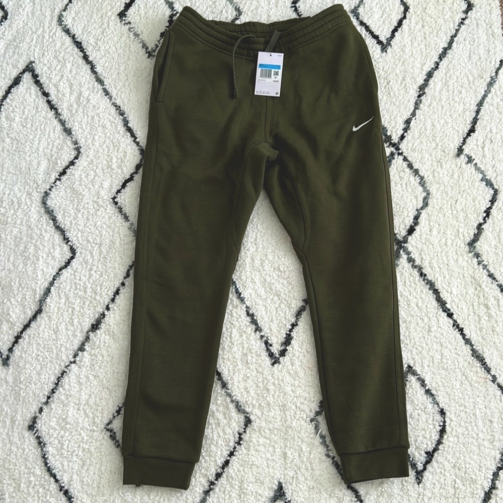 Nike Men’s Standard Fit Taper Leg Medium Joggers